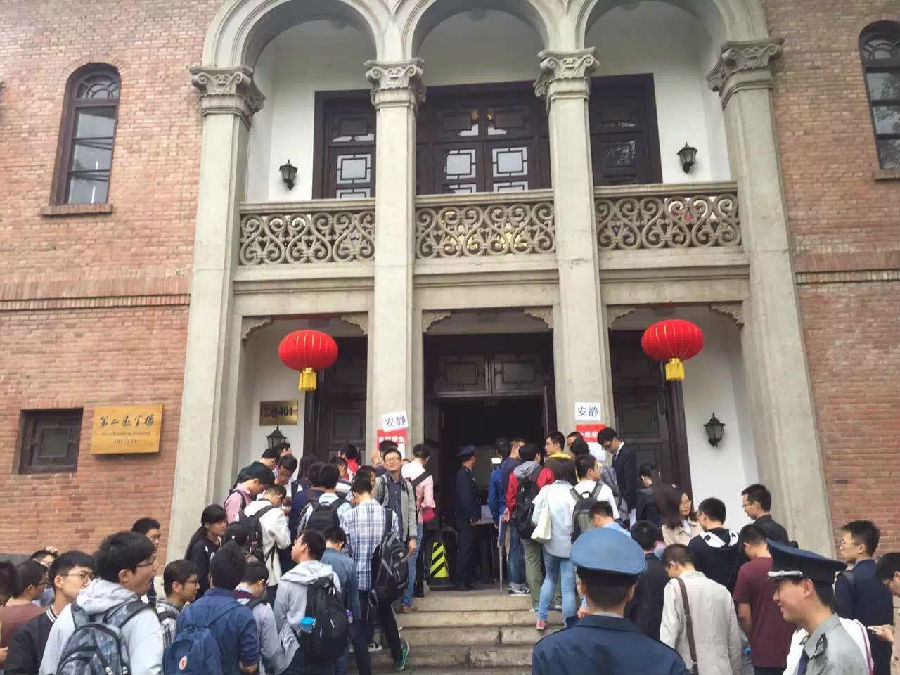 图为招聘会开始前同学排队等??入场 (1).jpg